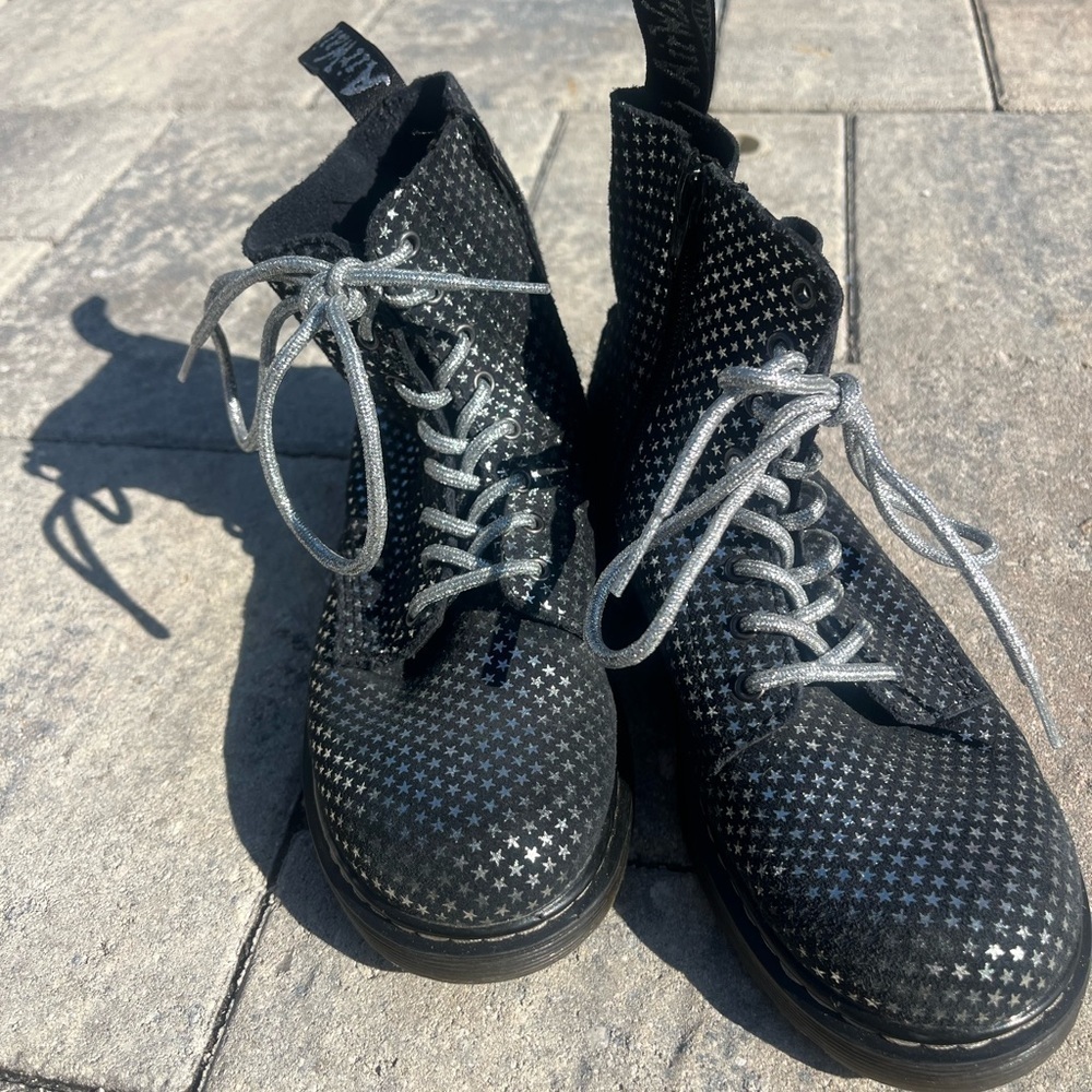 Dr. Martens Black Star Pattern Kids Combat Boots size 3 - Picture 3 of 14